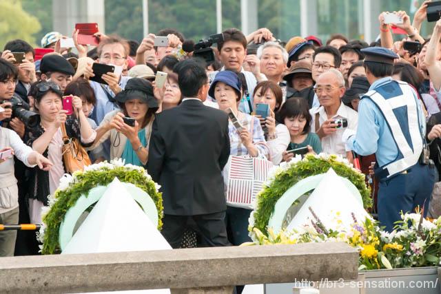 献花された花束（の裏側）、向かって左がオバマ大統領